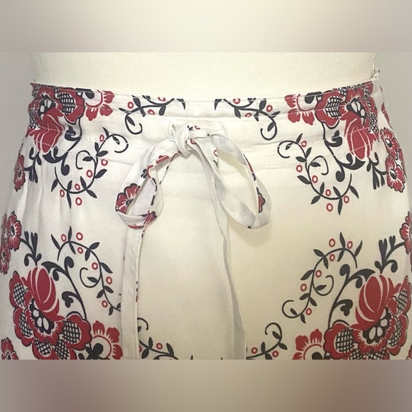 πAnn Taylor Petites 10P White/Red/Dk Navy Floral Print Straight Skirt Vintage - Picture 2 of 8